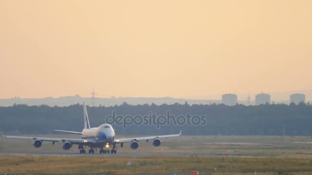 Partida do avião de carga — Vídeo de Stock