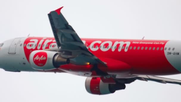Airbus 320 in partenza dall'aeroporto di Phuket — Video Stock