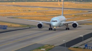 Boeing 787 iniş sonra Taksilemek