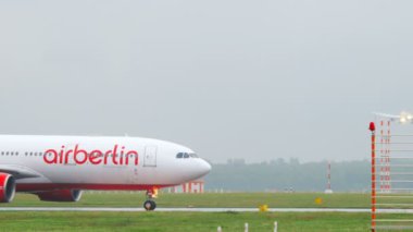 Uçak indikten sonra kalkıyor.