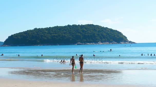 Turisti sulla spiaggia di Nai Harn — Video Stock