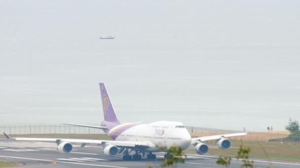 Thai Airways Boeing 747 τροχοδρόμηση — Αρχείο Βίντεο