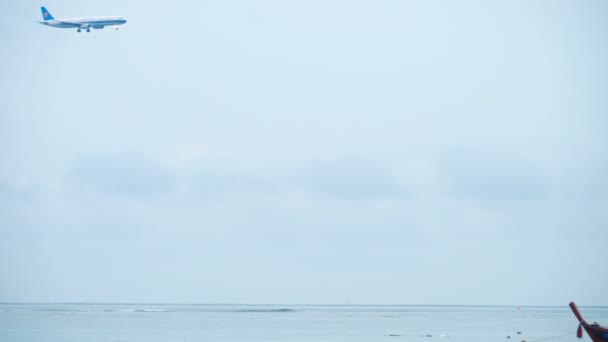 エアバス320が海に接近 — ストック動画