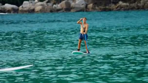Surfista en las olas — Vídeo de stock