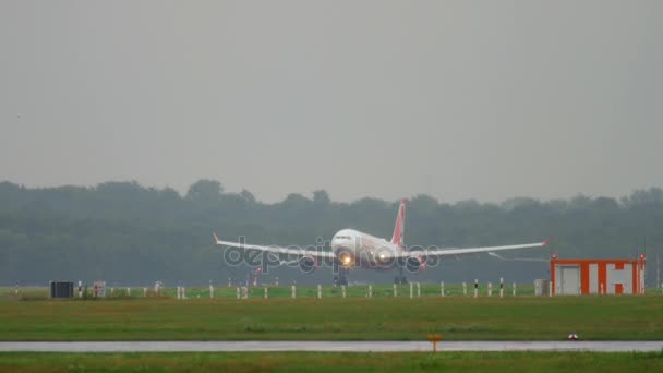 Avión aterrizando con tiempo lluvioso — Vídeos de Stock