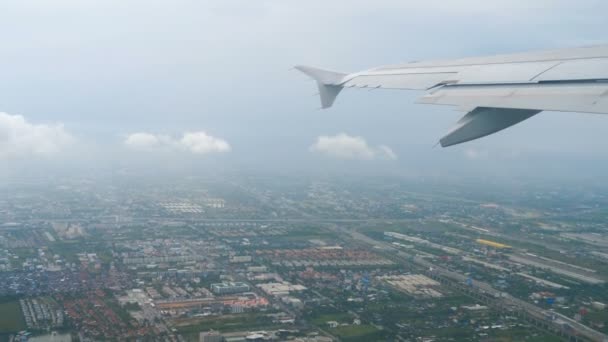 Avión despega durante la lluvia — Vídeos de Stock