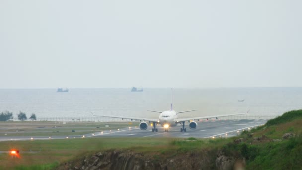 El avión acelera antes de la salida — Vídeo de stock