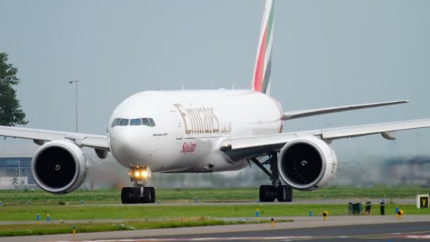 Emirates SkyCargo 777 rodaje antes del despegue — Vídeos de Stock