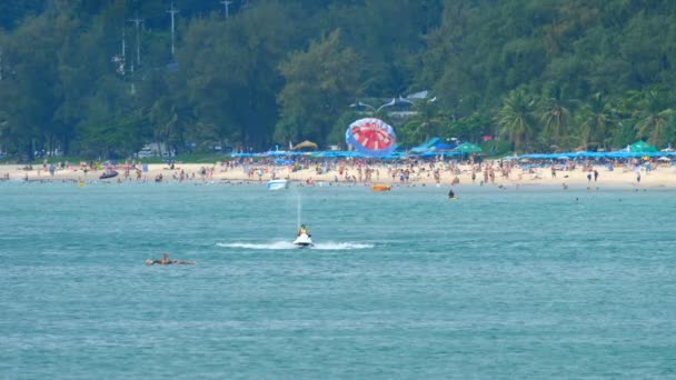 Temporada alta en la playa de Karon en Phuket — Vídeos de Stock