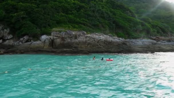 Turistas en el agua en la playa de la isla de Raya — Vídeos de Stock