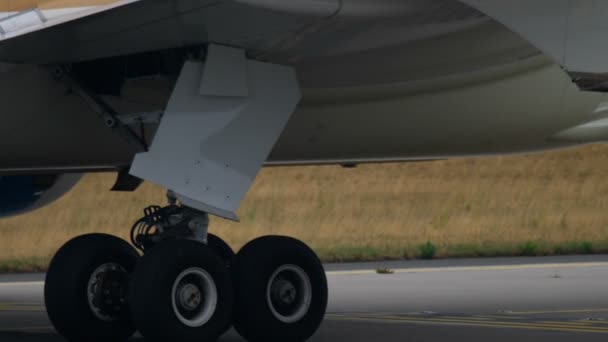 Двигатель и снаряжение самолета крупным планом — стоковое видео