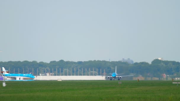 KLM Cityhopper Embraer 175 ускоряется перед вылетом — стоковое видео