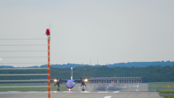 Turbopropeller vliegtuig taxiën na de landing — Stockvideo