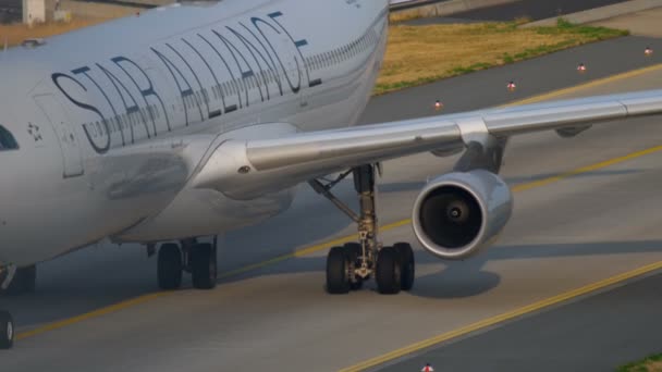 汉莎航空空客 340 滑行 — 图库视频影像