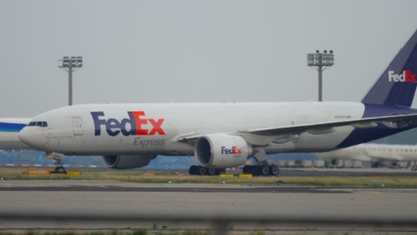 Boeing 777 taxiagem após o desembarque — Vídeo de Stock