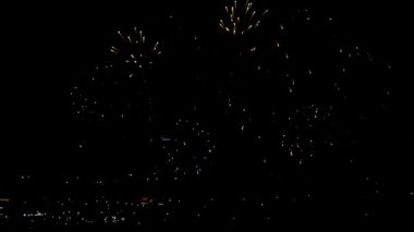 Akşamları yanıp sönen havai fişek