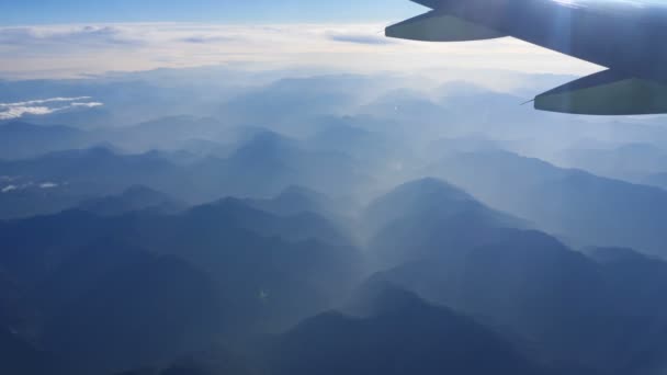 Όμορφη θέα μέσα από το παράθυρο του αεροπλάνου, αεροπλάνο που πετά πάνω από τον ποταμό στα βουνά — Αρχείο Βίντεο