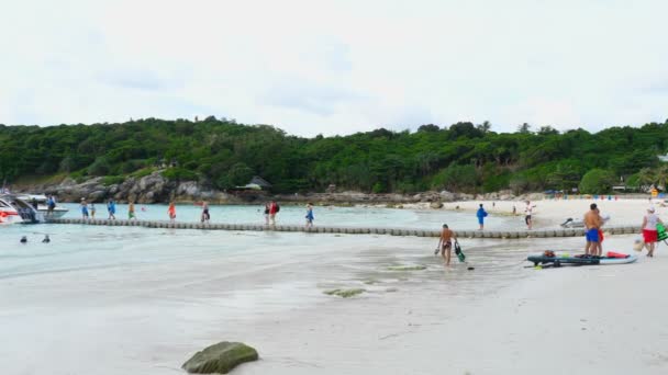 Туристы в воде на пляже острова Рая — стоковое видео