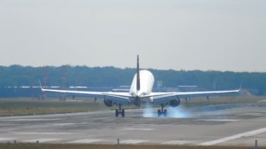Sabahın erken saatlerinde uçak iniyor.