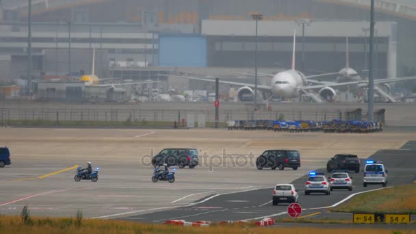 Cortejo gubernamental en Frankfurt aeropuerto — Vídeos de Stock