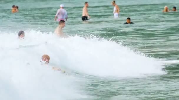 Surfer op de golven — Stockvideo