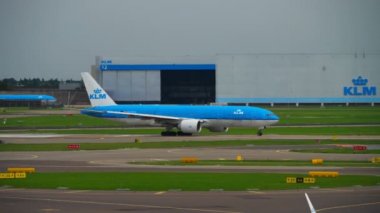 KLM Boeing 777 önce hareket