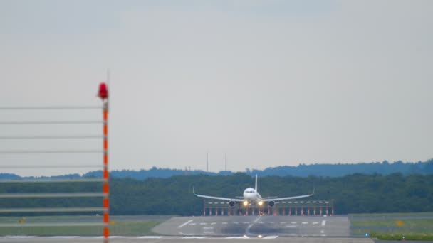 Statki powietrzne lądujące w godzinach wieczornych — Wideo stockowe