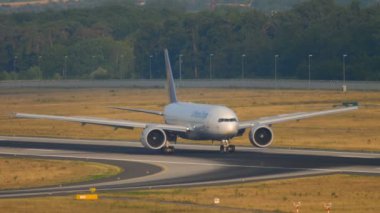 Boeing 777 inişten sonra kalkıyor.