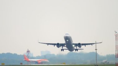 Finnair Airbus 321 kalkış