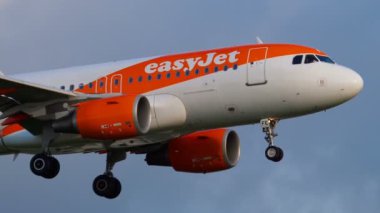 EasyJet Airbus 319 yaklaşıyor
