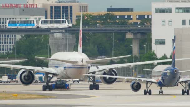 Транспорт в аэропорту Франкфурта. — стоковое видео
