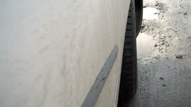 Автомобильная шина на грязной дороге — стоковое видео