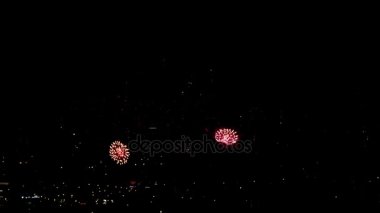 Akşamları yanıp sönen havai fişek