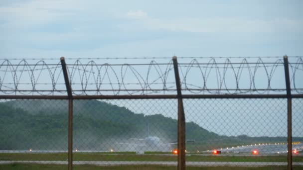 Самолет приземляется мокрой взлетно-посадочной полосой — стоковое видео