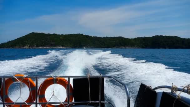 Motorový člun odklon od Similanských ostrovů — Stock video