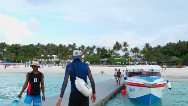 Wisatawan berangkat dari Pulau Raya — Stok Video