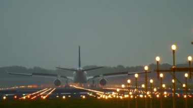 Uçak pist 18r açılış Polderbaan