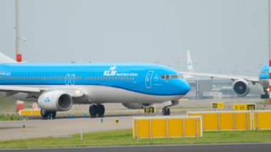 KLM Boeing 737 kalkış önce Taksilemek