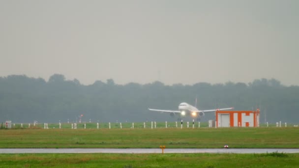 Avión aterrizando con tiempo lluvioso — Vídeos de Stock