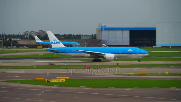 KLM Boeing 777 before departure — Stock Video