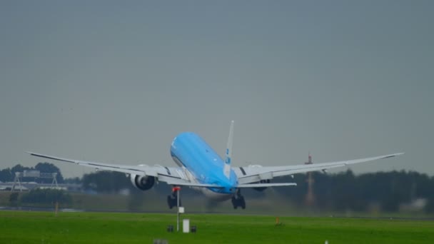 Odjezd KLM Boeing 777 — Stock video