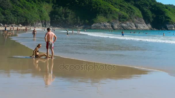 Tourists on Nai Harn beach — Stock Video