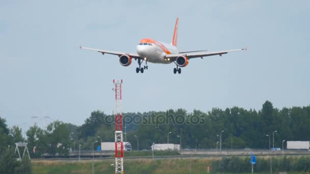 Airbus A320 von easyjet im Anflug — Stockvideo