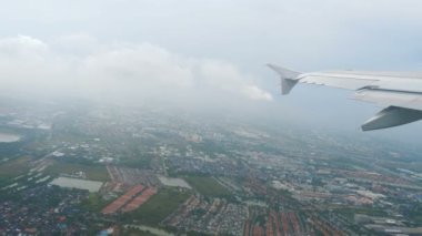 Yağmur sırasında uçak çıkartıyor