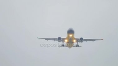 Yağmurlu havada uçak kalkıyor.