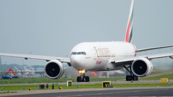 Emiraten Skycargo 777 taxiën vóór het opstijgen — Stockvideo