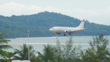 Uçak inmeden önce yaklaşıyor.