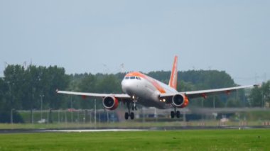 EasyJet Airbus A320 yaklaşıyor
