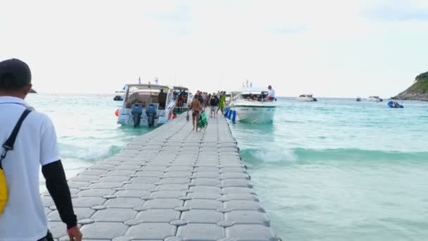 Départ des touristes de l'île de Raya — Video