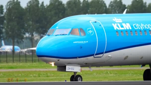 KLM Cityhopper Fokker 70 gurulás — Stock videók